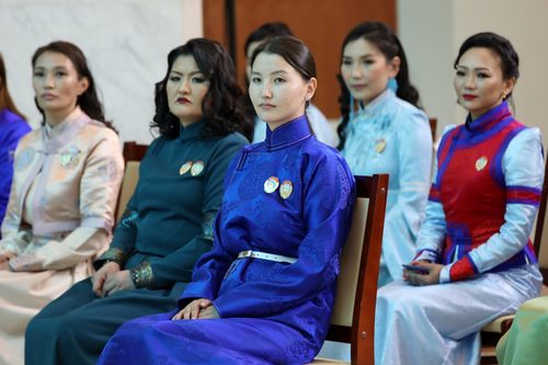 Хан-Уул, Багануур, Багахангай дүүргийн ээжүүдэд “Эхийн алдар” одон гардууллаа